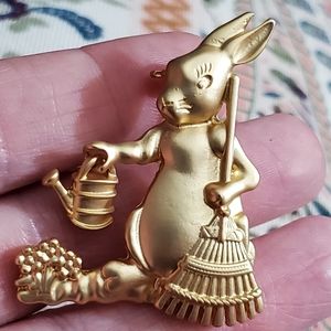Bunny Rabbit brooch pin matte gold 3D garden easter Peter rabbit vintage New